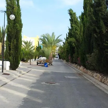 Apartamento Poseidon Gardens - Beachfront Spacious Larnaca
