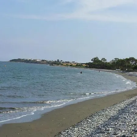 Poseidon Gardens - Beachfront Spacious شقة لارنكا